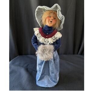 Byers Choice The Caroler 2000 Victorian Woman